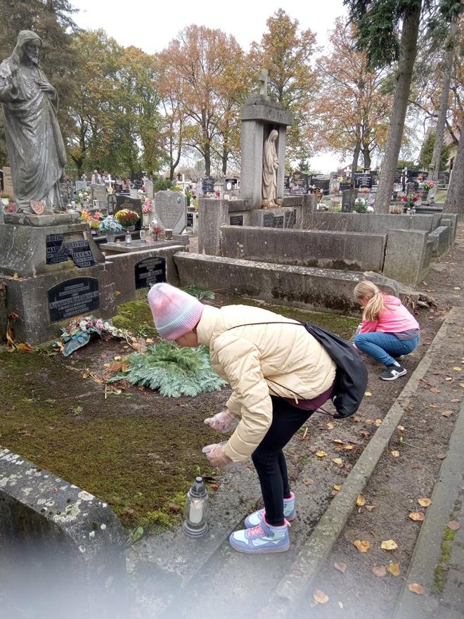 cmentarz sprzatanie2 2022.jpg