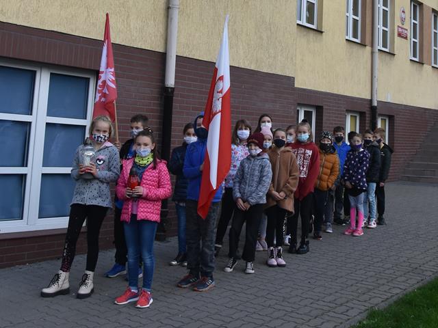 pomnikowe1 2020szkola.JPG