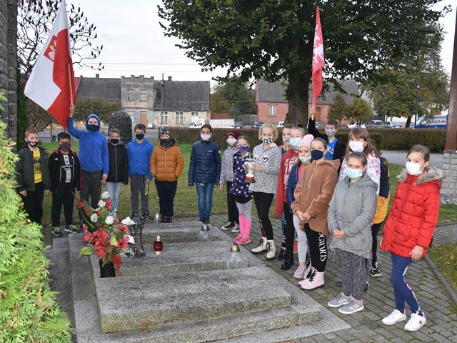 pomnikowe2 2020szkola.JPG