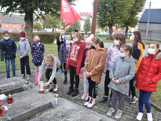 pomnikowe3 2020szkola.JPG