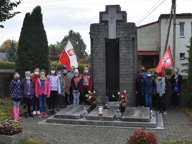 pomnikowe4 2020szkola.JPG