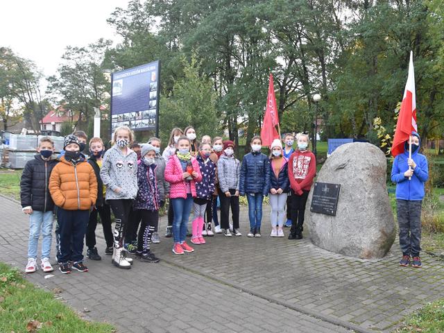 pomnikowe6 2020szkola.JPG