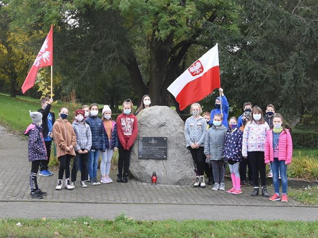 pomnikowe7 2020szkola.JPG