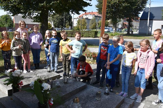 przy pomniku2 2021.JPG