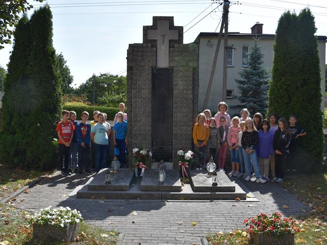 przy pomniku3 2021.JPG