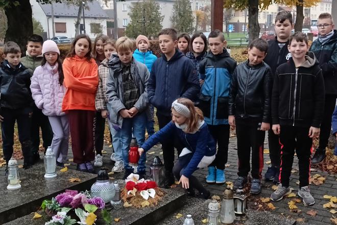 zapal znicz szkola2 2022.jpg