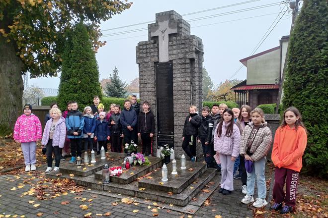 zapal znicz szkola3 2022.jpg